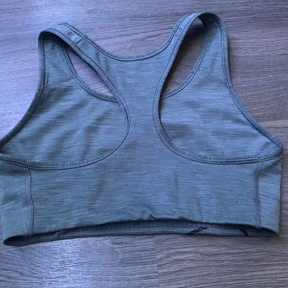 size medium grey nike sports bra mid compression - Picture 2 of 3